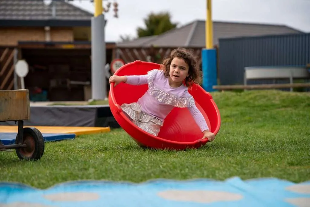 A girl playing - Sami Tuomisalo photography