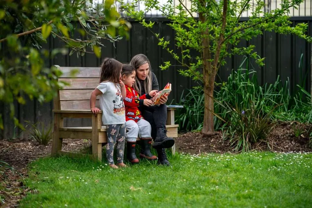 A reading moment in the garden - Sami Tuomisalo photography